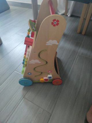 Andador de madera con actividades
