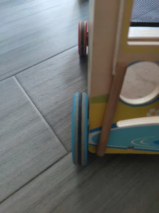 Andador de madera con actividades