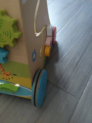 Andador de madera con actividades