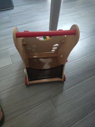 Andador de madera con actividades