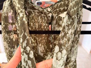 Camisa H&M sin hombros estampado serpiente