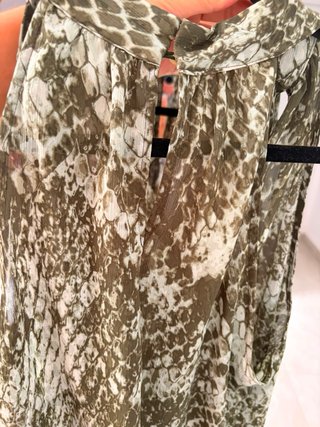Camisa H&M sin hombros estampado serpiente
