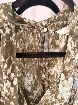 Camisa H&M sin hombros estampado serpiente