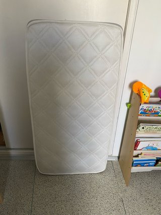 Cuna Micuna blanca con dibujos/ Regalo colchón