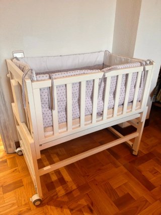 Minicuna de madera con ruedas