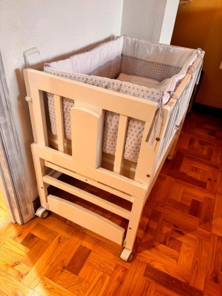 Minicuna de madera con ruedas