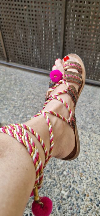 Sandalias Gioseppo gladiador con pompones