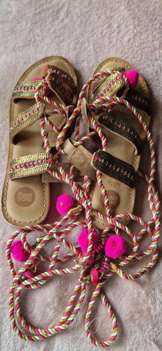 Sandalias Gioseppo gladiador con pompones