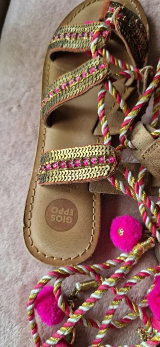 Sandalias Gioseppo gladiador con pompones