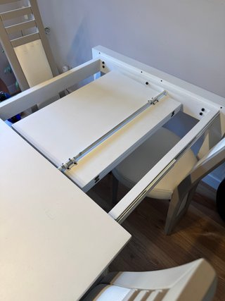 Mesa extensible blanca con 6 sillas