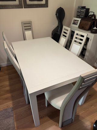 Mesa extensible blanca con 6 sillas