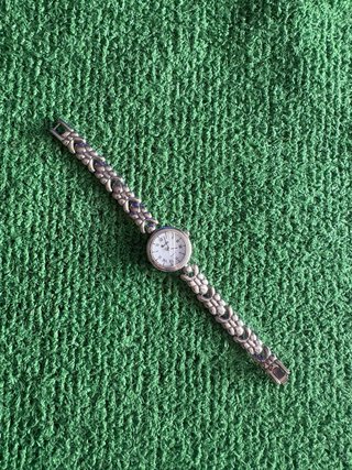 Reloj de pulsera plateado para mujer