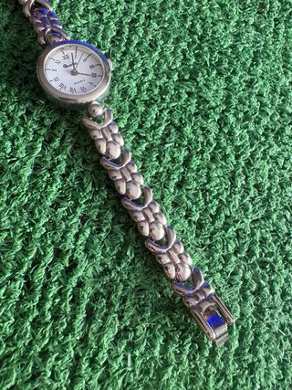 Reloj de pulsera plateado para mujer
