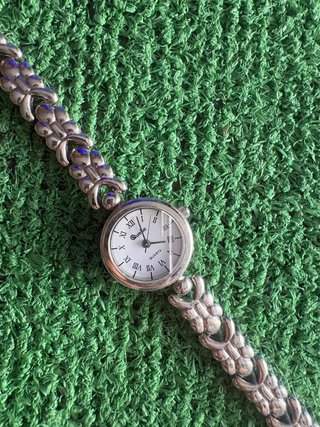Reloj de pulsera plateado para mujer