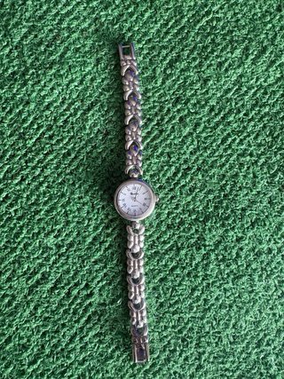 Reloj de pulsera plateado para mujer