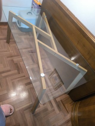 Mesa de cristal con patas de metal color beige