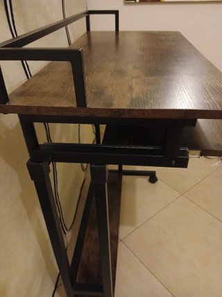 Scrivania con ripiani in legno e metallo