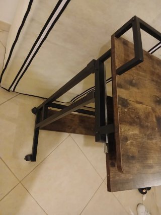 Scrivania con ripiani in legno e metallo