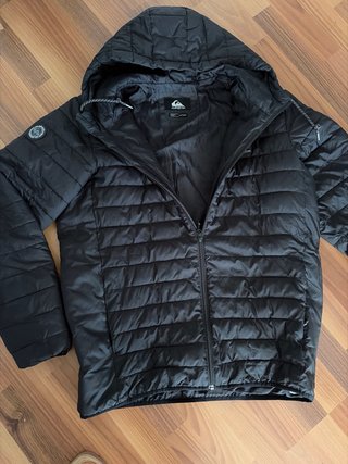 Chaqueta acolchada negra con capucha