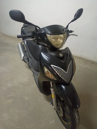 Suzuki 125 Scooter Negra