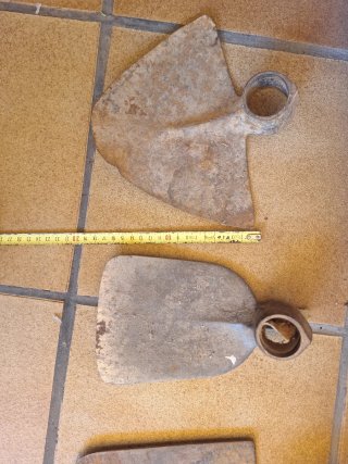 Herramientas de hierro, azadas