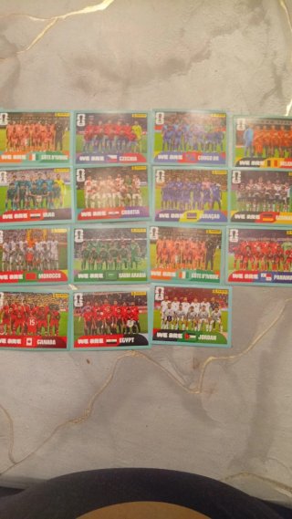 Cromos de fútbol repetidos más escudos y grupos