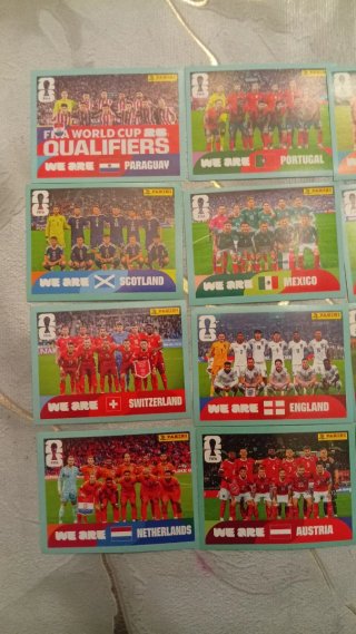Cromos de fútbol repetidos más escudos y grupos