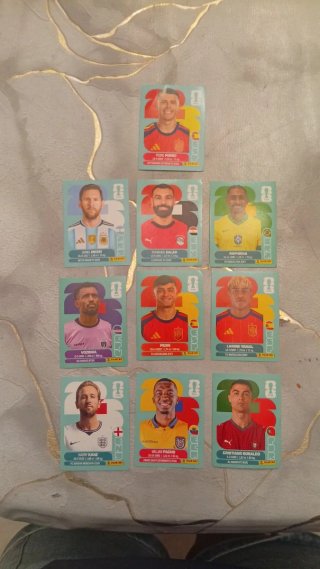 Cromos de fútbol repetidos más escudos y grupos
