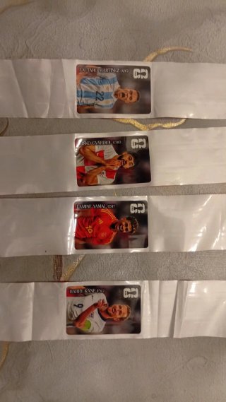 Cromos de fútbol repetidos más escudos y grupos