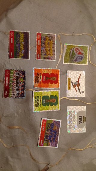 Cromos de fútbol repetidos más escudos y grupos