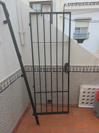 Puerta reja de hierro con marco.
