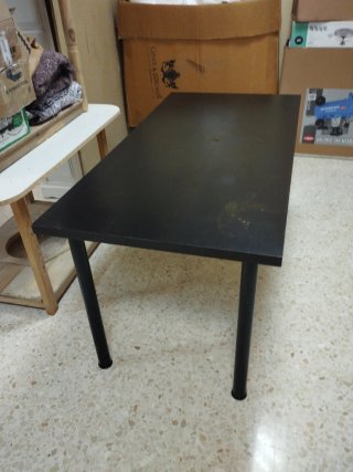 Escritorio patas metálicas y sillón de oficina