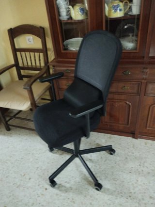 Escritorio patas metálicas y sillón de oficina