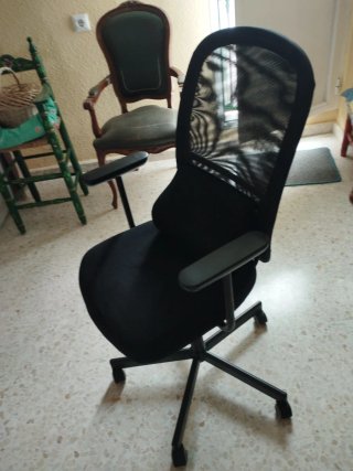 Escritorio patas metálicas y sillón de oficina
