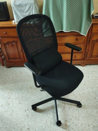Escritorio patas metálicas y sillón de oficina