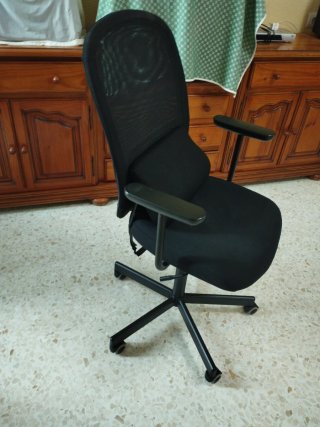 Escritorio patas metálicas y sillón de oficina