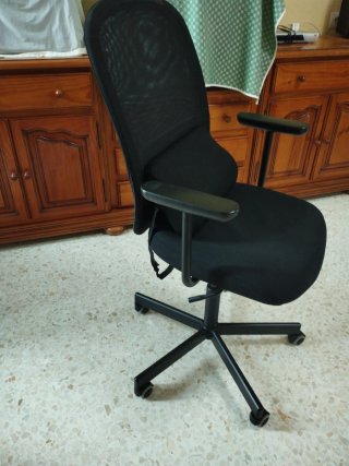 Escritorio patas metálicas y sillón de oficina