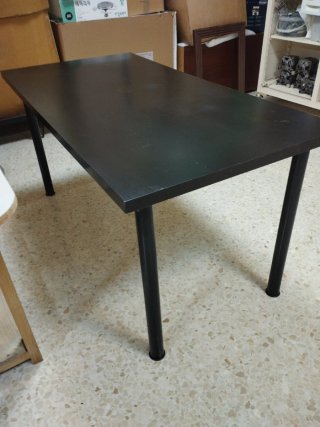 Escritorio patas metálicas y sillón de oficina