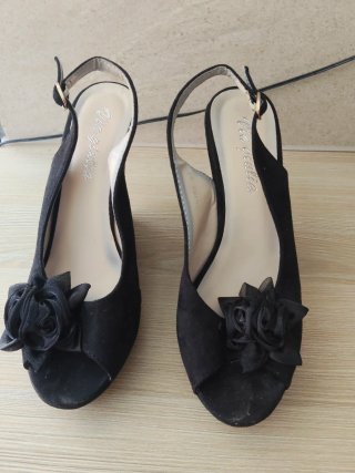 Zapatos de cuña negros con flor