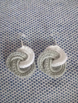 Pendientes crochet grises y blancos