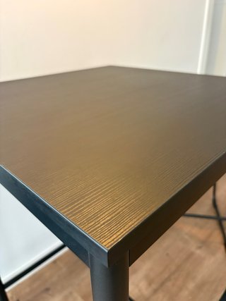 Mesa alta y 2 sillas negras