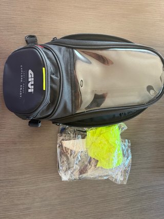 Bolsa sobre depósito Givi EA106B para moto.
