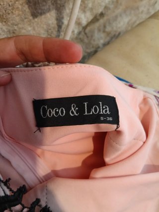 Vestido elegante con plumas y encaje
