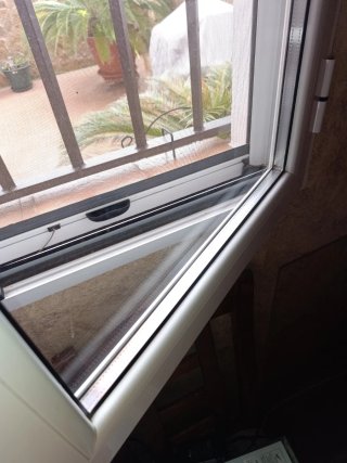 Ventana con persiana, reja y mosquitera