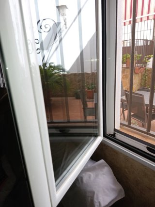 Ventana con persiana, reja y mosquitera