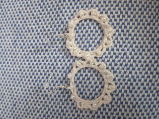 Pendientes blancos de crochet con perlas