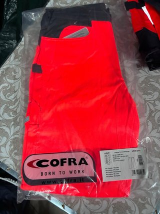 4- Pantalones de trabajo Cofra naranjas y negros