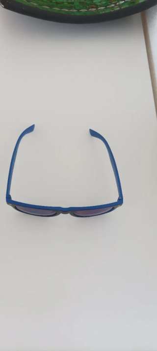 Gafas de sol negras con lentes azules