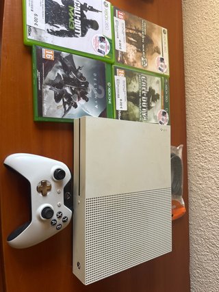 Xbox One S Blanca + 4 Juegos