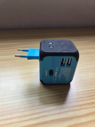 Adaptador de viaje universal azul.